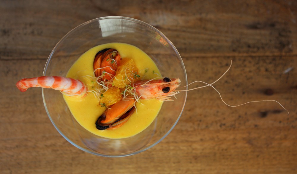 Gazpacho de mandarina con mejillones y langostinos 1