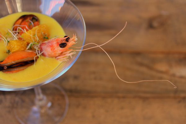 Gazpacho de mandarina con mejillones y langostinos