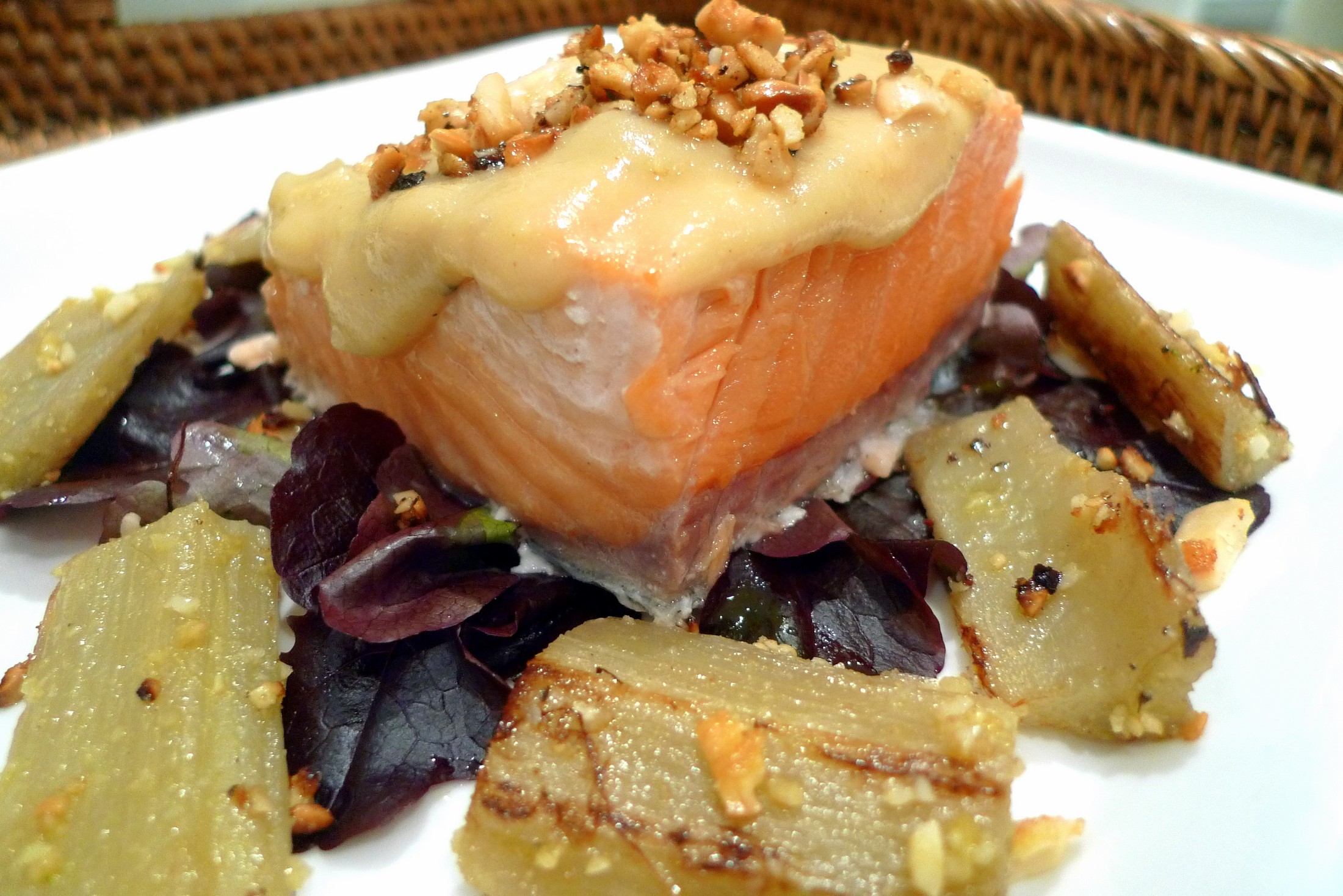 Salmón al horno con cardo y crema de manzana