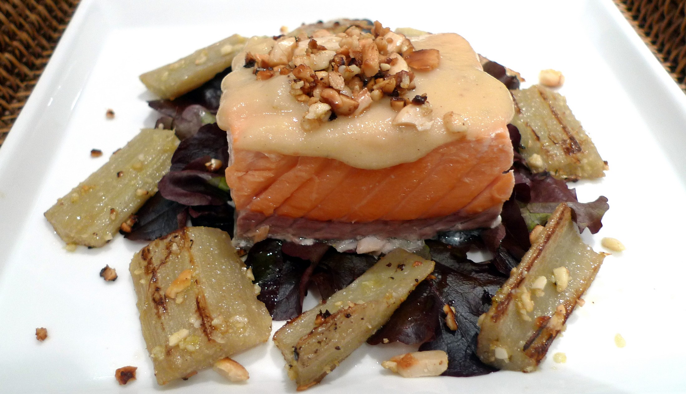 Salmón al horno con cardo y crema de manzana