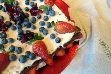 Tarta de chocolate con queso, castañas y frutos rojos 4