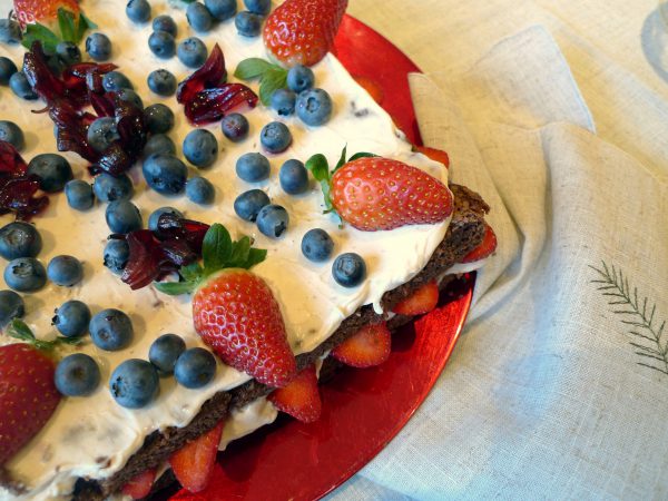 Tarta de chocolate con queso, crema de castañas y frutos rojos