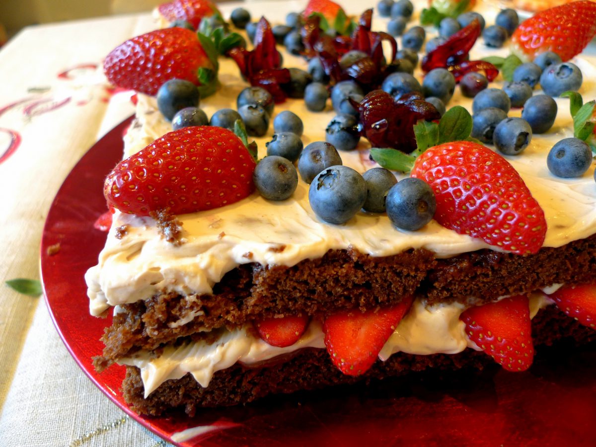 Tarta de chocolate con queso, castañas y frutos rojos 6