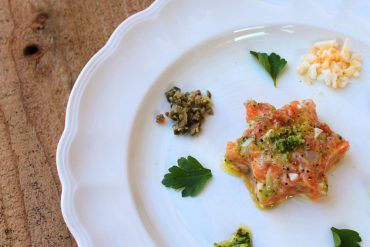 Tartar de salmón, un aperitivo para la Cena de Nochevieja