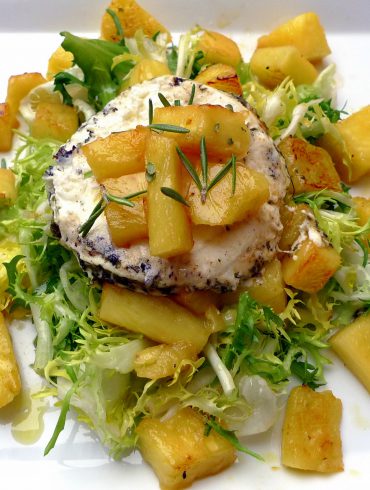 Ensalada de escarola, piña y queso de cabra 1