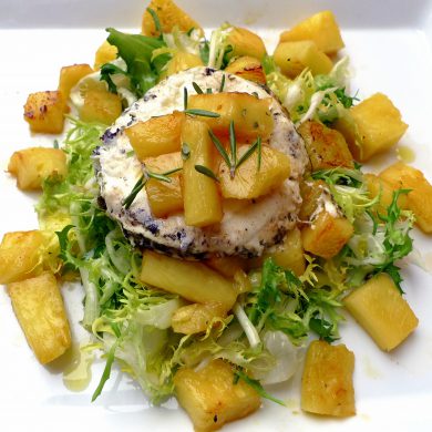 Ensalada de escarola, piña y queso de cabra 1