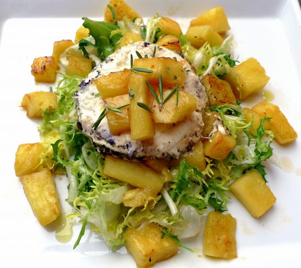 Ensalada de escarola, piña y queso de cabra