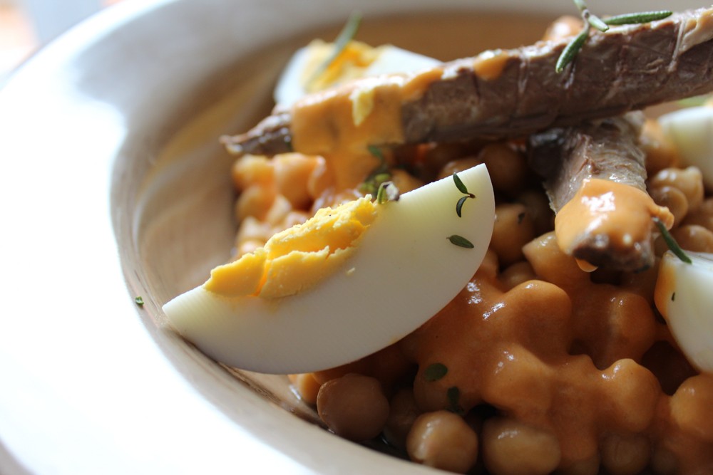 Ensalada templada de garbanzos con verdel y huevo 5