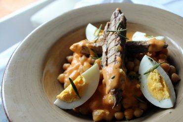 Ensalada templada de garbanzos con verdel y huevo 7