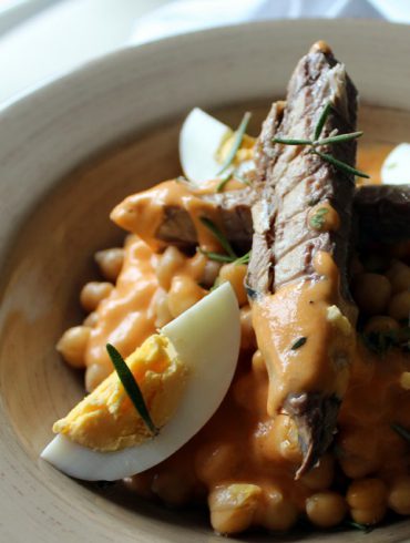 Ensalada templada de garbanzos con verdel y huevo 7