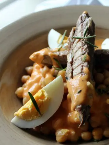 Ensalada templada de garbanzos con verdel y huevo 7