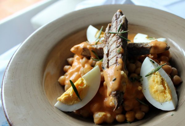 Ensalada de garbanzos con verdel y huevo