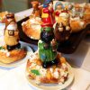 Roscón de reyes decorado en la mesa con figuritas