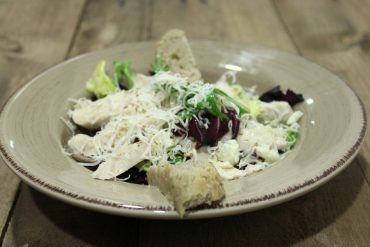 Ensalada de pollo y queso con pan de centeno 2