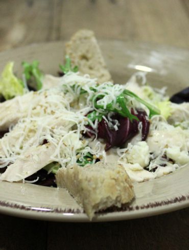 Ensalada de pollo y queso con pan de centeno 2