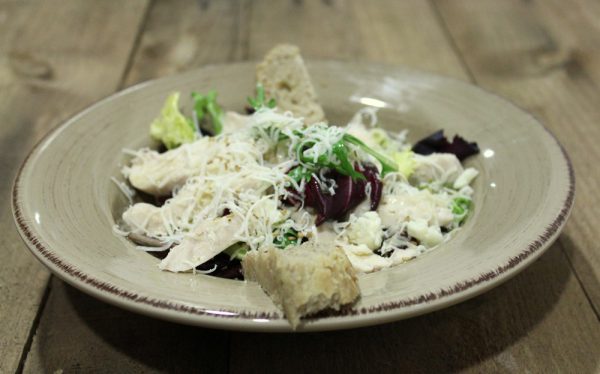 Ensalada de pollo y queso con pan de centeno