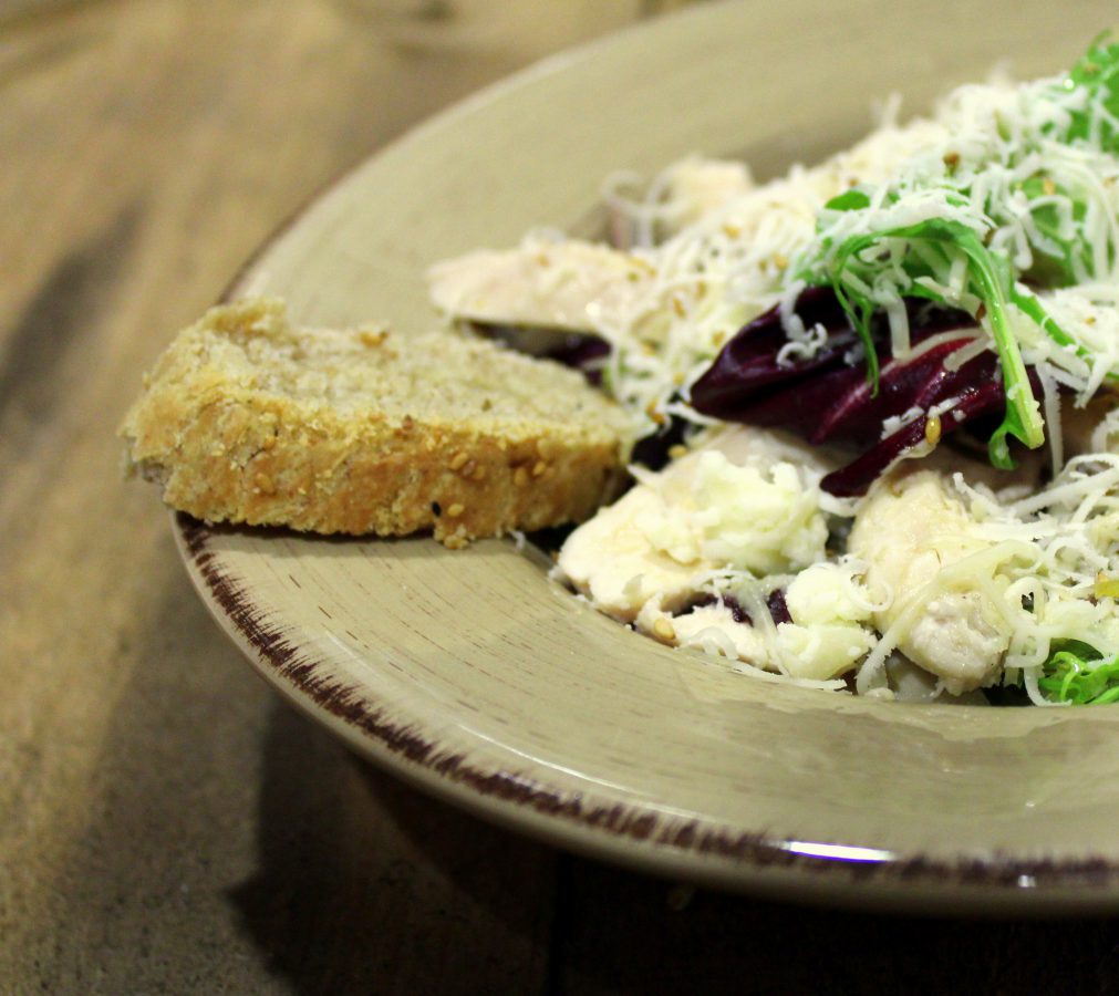 Ensalada de pollo y queso con pan de centeno 3