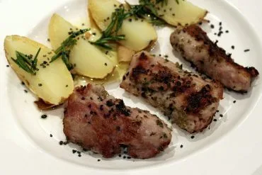 Pluma ibérica a la plancha con patatas asadas, el plato servido