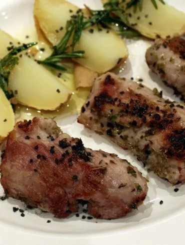 Pluma ibérica a la plancha con patatas asadas, el plato servido