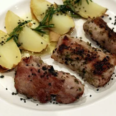 Pluma ibérica a la plancha con patatas asadas, el plato servido
