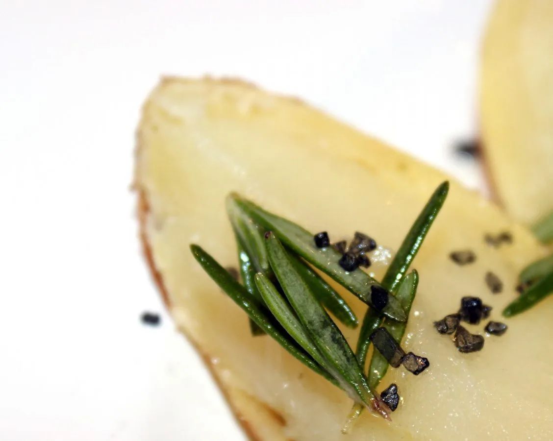 Pluma ibérica a la plancha con patatas asadas enteras y romero