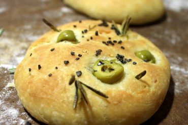 Focaccia de aceitunas y romero