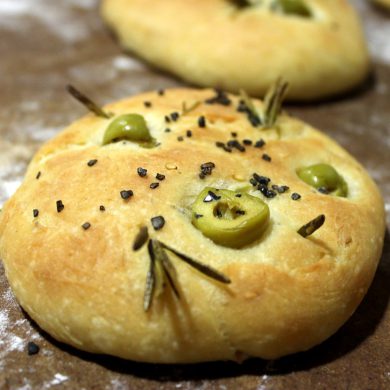 Focaccia de aceitunas y romero