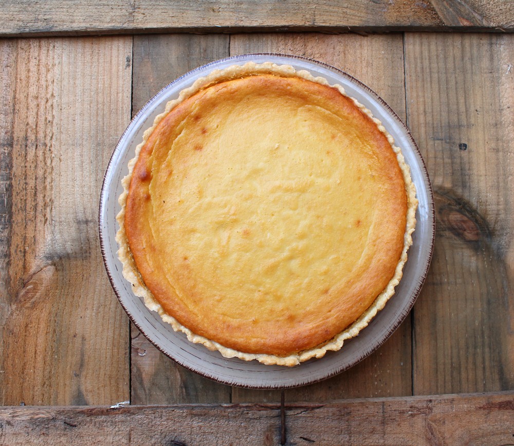 Tarta de almendra, queso y mango