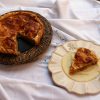 Tarta de Manzana al estilo American apple pie en la mesa