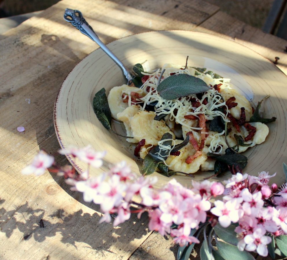 Ñoquis caseros con salvia y beicon