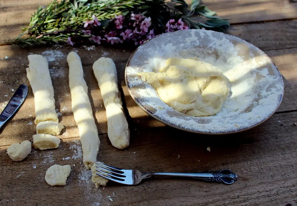 Ñoquis caseros con salvia y beicon