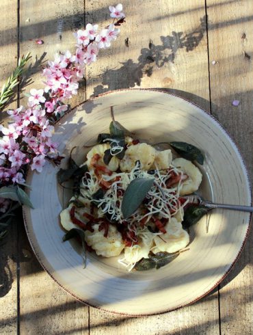 Ñoquis de patata con salvia y beicon