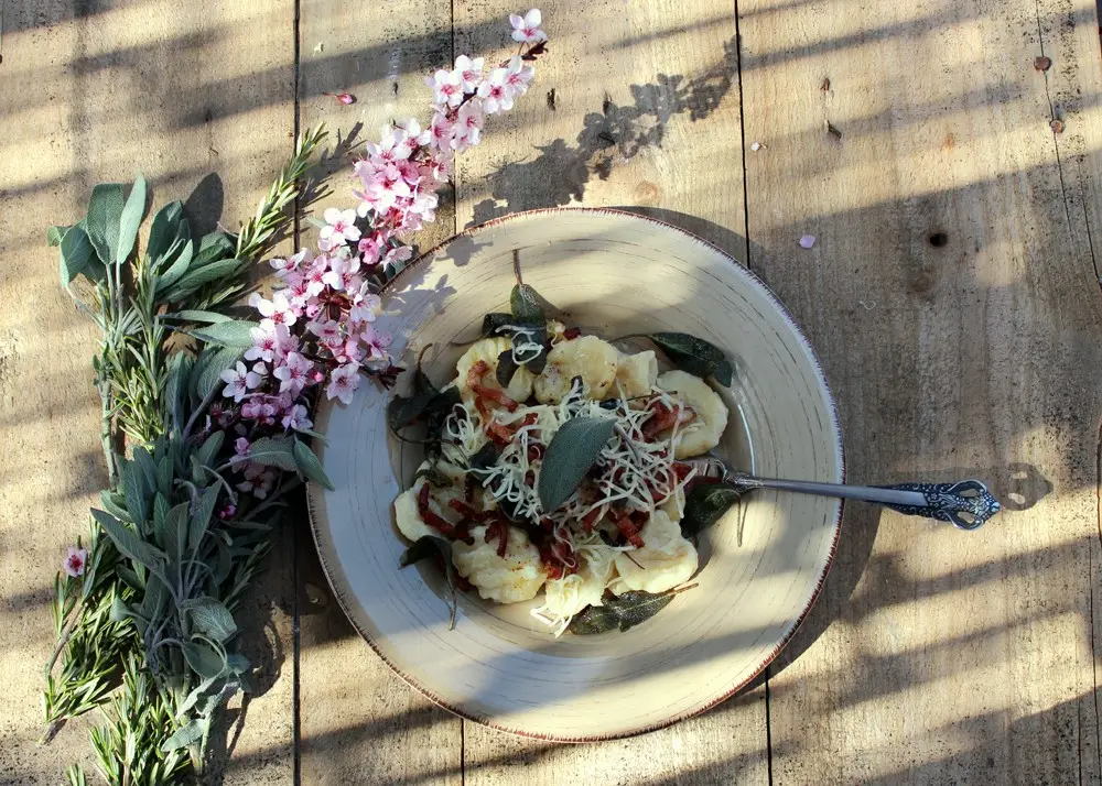 Ñoquis de patata con salvia y beicon