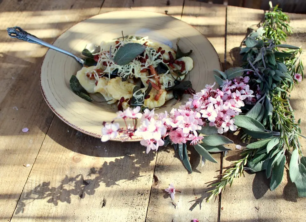 Ñoquis de patata con salvia y beicon