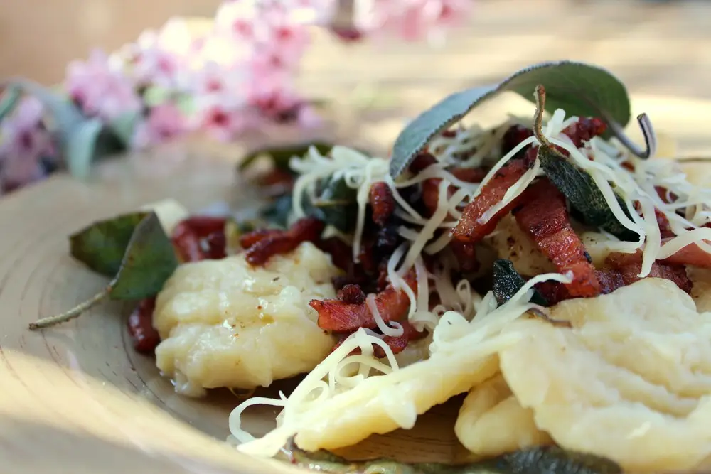 Ñoquis caseros con salvia y beicon Ñoquis de patata con salvia y beicon
