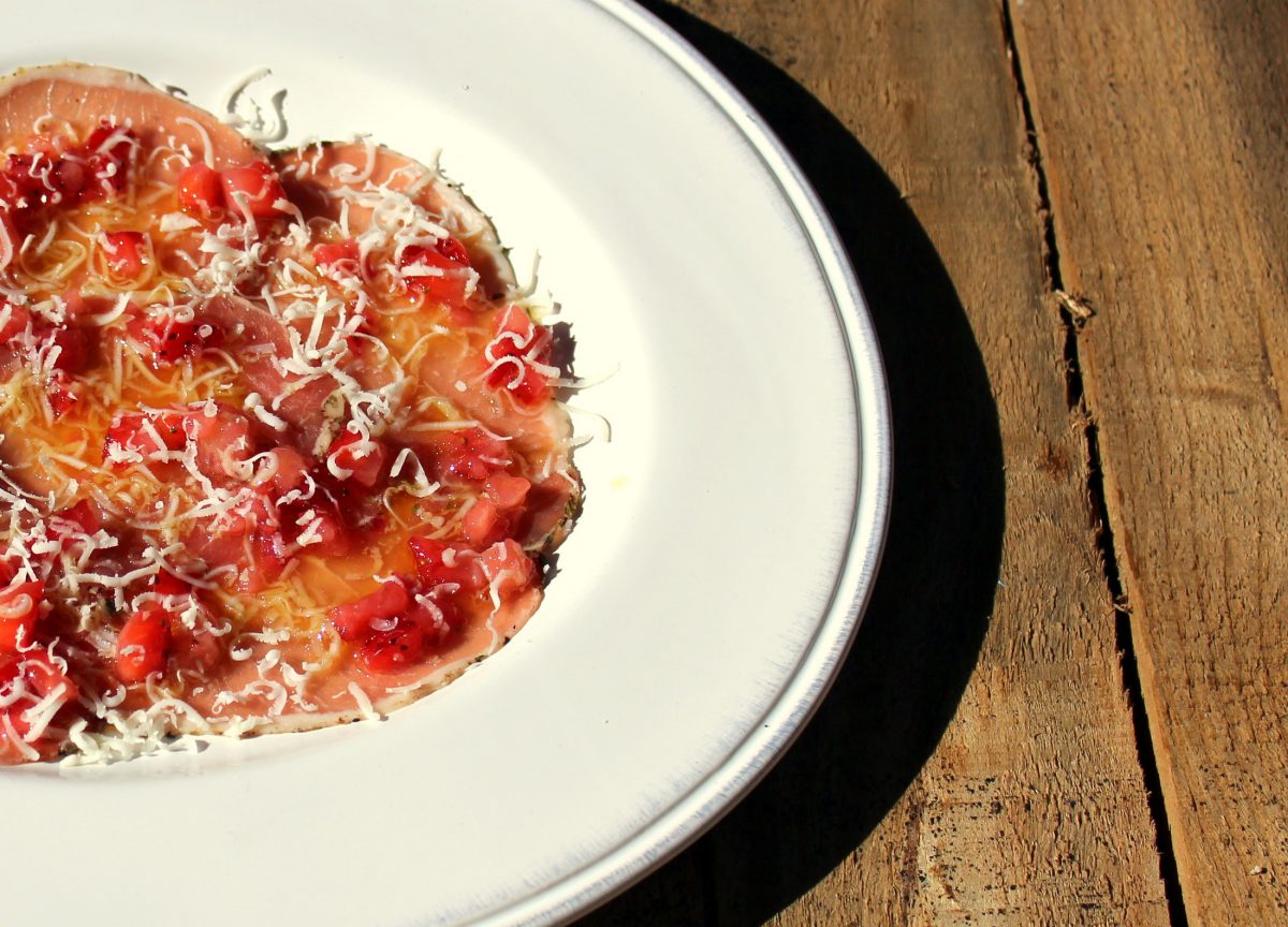 carpaccio de lomo ibérico con fresas y queso