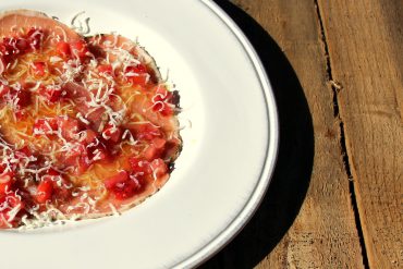 carpaccio de lomo ibérico con fresas y queso