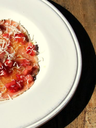 carpaccio de lomo ibérico con fresas y queso