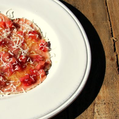 carpaccio de lomo ibérico con fresas y queso