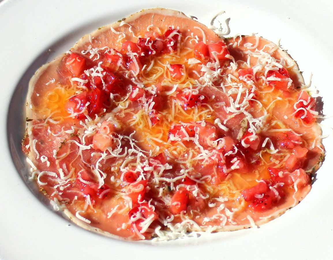 carpaccio de lomo ibérico con fresas y queso