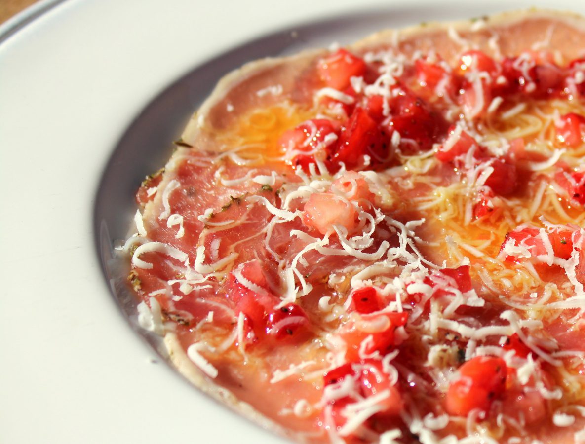 carpaccio de lomo ibérico con fresas y queso-2