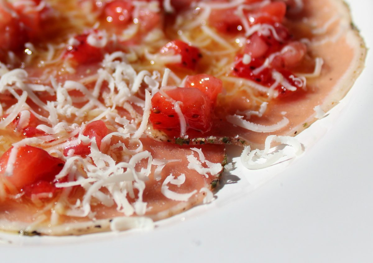 carpaccio de lomo ibérico con fresas y queso