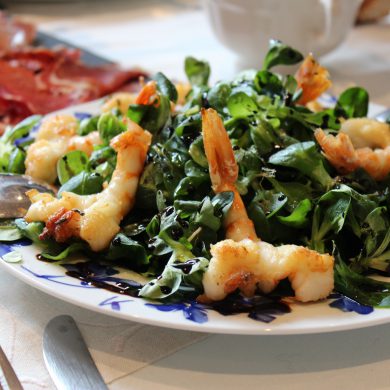 Ensalada de canonigos y langostinos