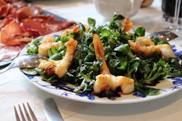 Ensalada de canónigos y langostinos