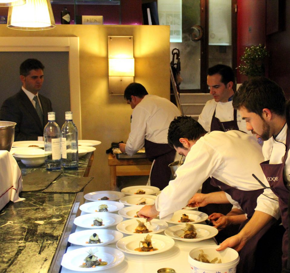 Montaje de platos en El Mesón de Gonzalo - Carrasco entre amigos