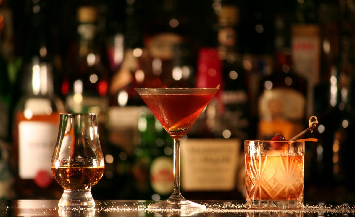  Santa Lucía ron , copa de cóctel con Manhattan y vaso bajo con tequila 