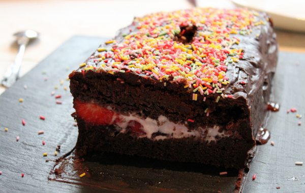 Tarta de chocolate, fresa y yogur griego