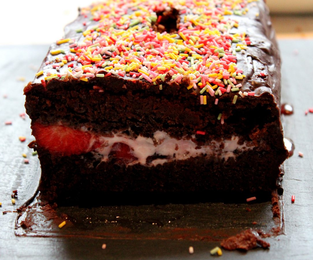 Tarta de chocolate y fresa con yogur griego