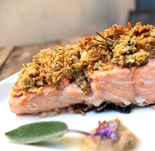 Salmón con costra de pan de centeno y nueces