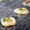 Carpaccio de Vieira con sal de chorizo, cilantro y sal negra - Kobuki- #Gourmet Experience